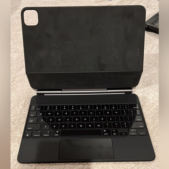 iPad keyboard regular size it has a magnetic holder retails for $300 - Picture 1 of 1